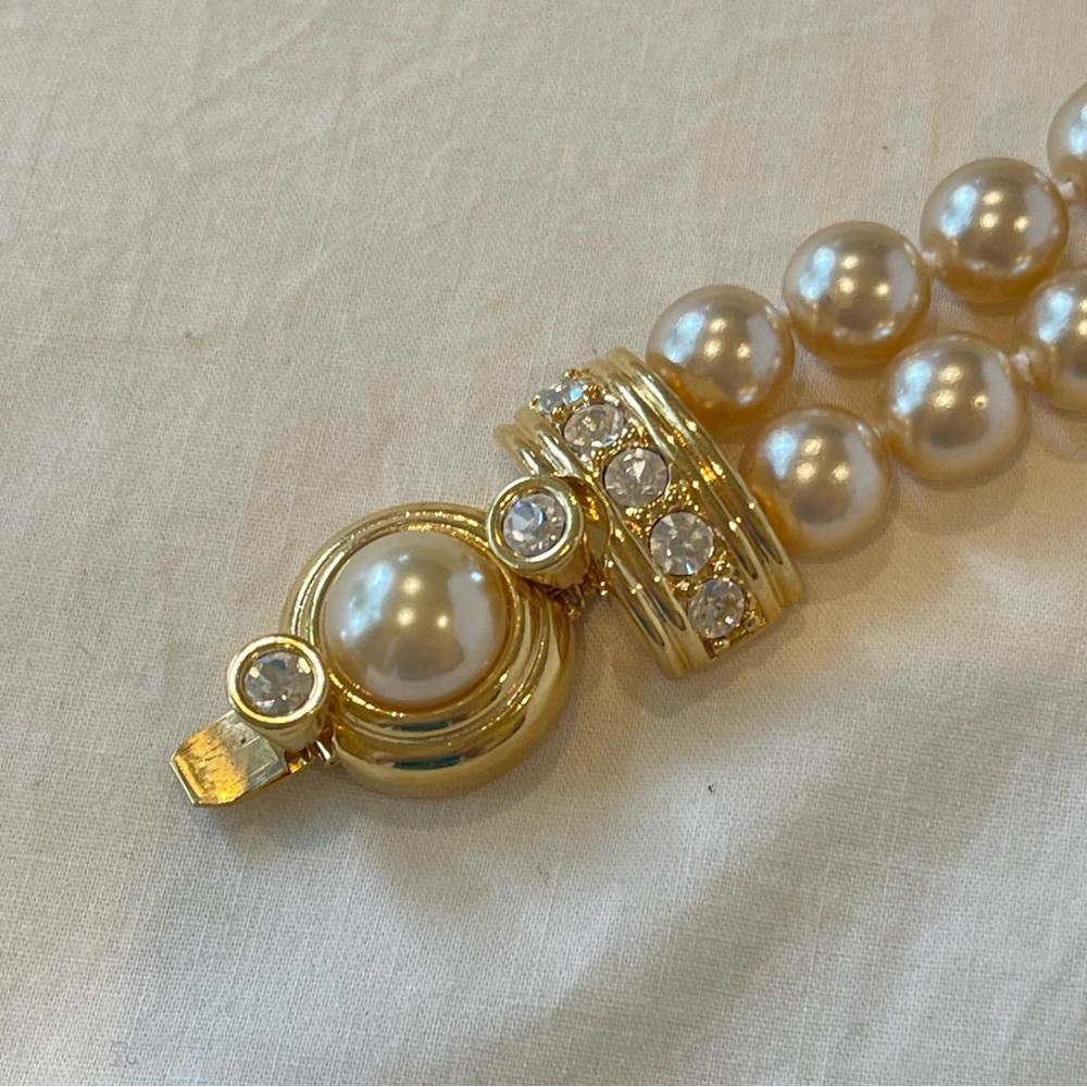 Vintage Kenneth Jay Lane Double Pearl Bracelet with luxe gold & crystal design - Picture 3 of 5